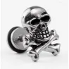 Pendiente bisutería hombre con calavera mexicana acero inoxidable y relieve detallado, sobre fondo negro.