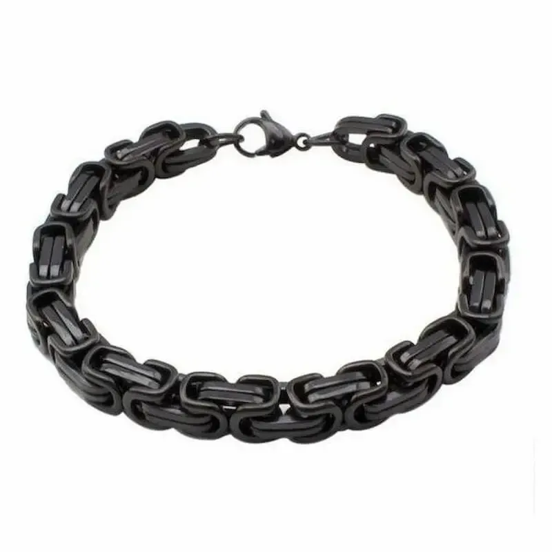 Pulsera bisutería hombre con diseño bizantino 8mm acero negro y eslabones entrelazados, sobre fondo gris.