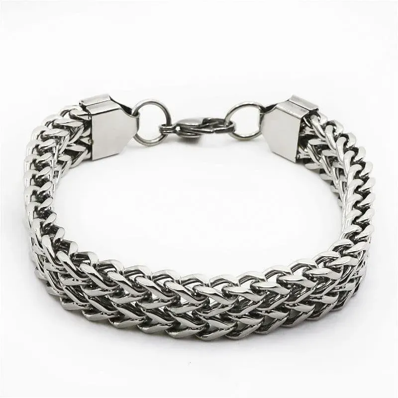 Pulsera de acero inoxidable de eslabones anchos, acabado pulido y cierre de presión.