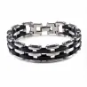 Pulsera bisutería hombre con diseño bicicleta 1,5cm acero y silicona negra, sobre fondo gris claro.