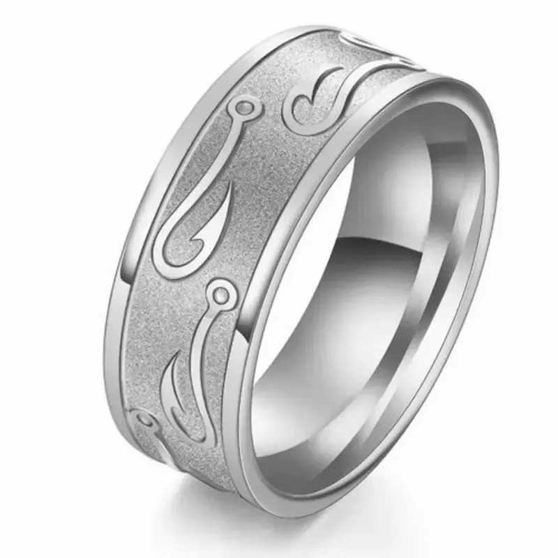Anillo de tungsteno plateado de 7 mm, superficie pulida y diseño minimalista.