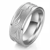 Anillo de tungsteno plateado de 7 mm, superficie pulida y diseño minimalista.
