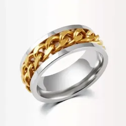 Anillo bisutería pareja con diseño cadenas doradas 6mm y superficie grabada, sobre fondo blanco.