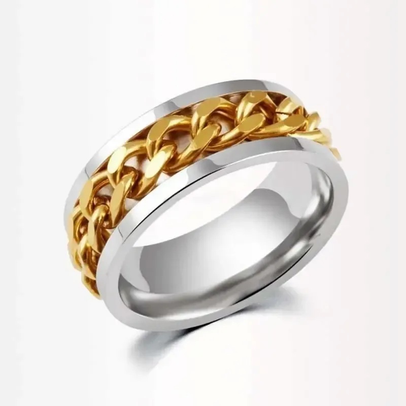 Anillo bisutería pareja con diseño cadenas doradas 6mm y superficie grabada, sobre fondo blanco.