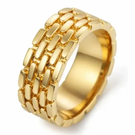 Anillo bisutería hombre con acabado oro 18K 0,8cm y superficie pulida, sobre fondo gris claro.