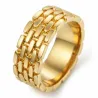 Anillo bisutería hombre con acabado oro 18K 0,8cm y superficie pulida, sobre fondo gris claro.