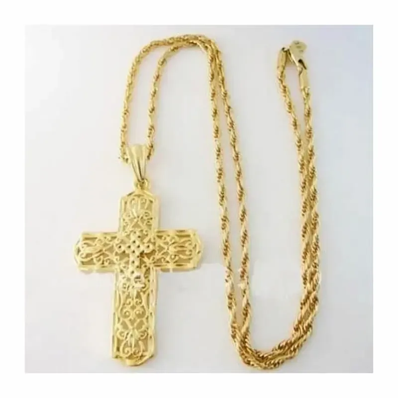 Colgante de cruz cristiana en acabado dorado brillante, cadena de eslabones y cierre de presión.