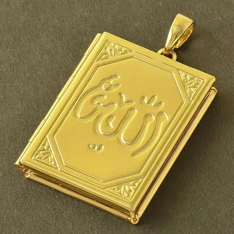 Colgante relicario bisutería hombre musulmán 4,5cm chapado oro 18K, sobre fondo verde oscuro.