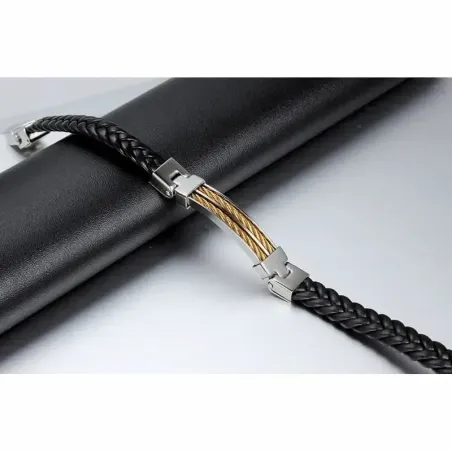 Pulsera bisutería hombre con piel trenzada y alambre dorado 4cm, sobre fondo marrón claro.
