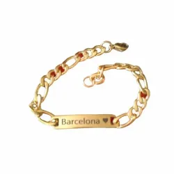 Pulsera bisutería hombre con grabado Barcelona 4cm chapado oro 14K y eslabones, sobre fondo gris.