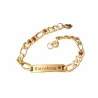 Pulsera bisutería hombre con grabado Barcelona 4cm chapado oro 14K y eslabones, sobre fondo gris.