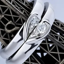 Anillos de plata fina 925 ajustables con cristal blanco incrustado en un corazón, acabado brillante.