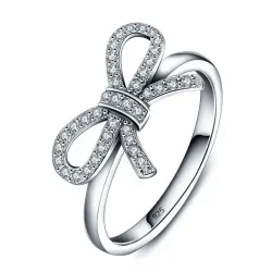 Anillo de plata de ley 925 con diseño de lazo entrelazado y piedras blancas incrustadas.