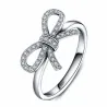 Anillo de plata de ley 925 con diseño de lazo entrelazado y piedras blancas incrustadas.