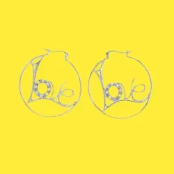 Pendientes de plata esterlina en forma de aro con la palabra Love y piedras blancas incrustadas.