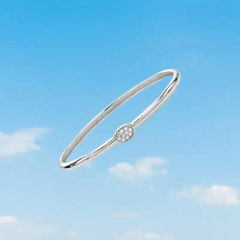 Brazalete de plata esterlina 925 con diez piedras blancas incrustadas, acabado brillante y diseño esclava.