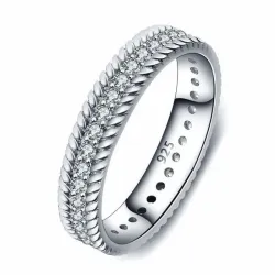 Anillo de plata esterlina con diseño de infinito y circonias blancas incrustadas, acabado brillante.