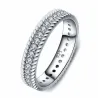 Anillo de plata esterlina con diseño de infinito y circonias blancas incrustadas, acabado brillante.
