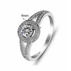 Anillo de plata fina 925 con baño de rodio, piedra central brillante y cristales blancos incrustados.