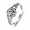Anillo de plata fina 925 con baño de rodio, piedra central brillante y cristales blancos incrustados.