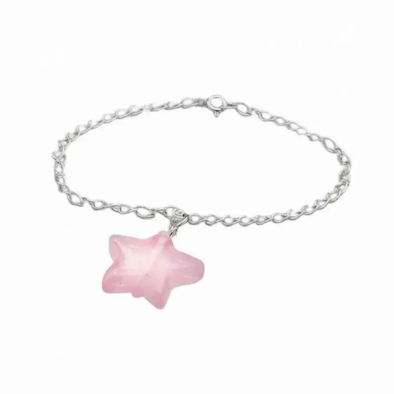 Pulsera de plata esterlina con piedra de cuarzo rosa natural, acabado brillante y forma irregular.
