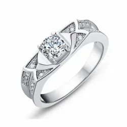 Anillo de plata con diamante sintético central y pequeñas circonitas blancas alrededor, acabado brillante.