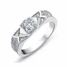 Anillo de plata con diamante sintético central y pequeñas circonitas blancas alrededor, acabado brillante.