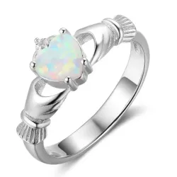 Anillo de plata esterlina con diseño Claddagh y piedra de ópalo en el centro, acabado brillante.