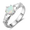 Anillo de plata esterlina con diseño Claddagh y piedra de ópalo en el centro, acabado brillante.