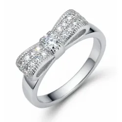 Anillo de plata esterlina con baño de rodio y lazo decorado con circonias blancas, acabado brillante.