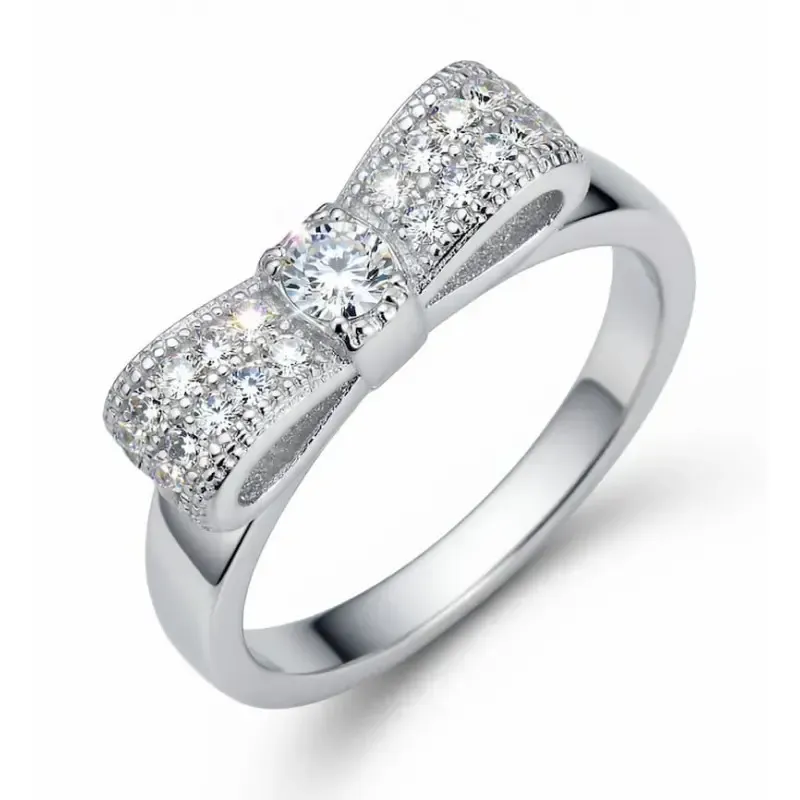 Anillo de plata esterlina con baño de rodio y lazo decorado con circonias blancas, acabado brillante.