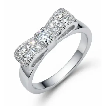Anillo de plata esterlina con baño de rodio y lazo decorado con circonias blancas, acabado brillante.