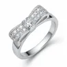 Anillo de plata esterlina con baño de rodio y lazo decorado con circonias blancas, acabado brillante.
