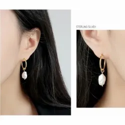 Pendientes de plata esterlina con acabado dorado y perla barroca blanca de forma irregular, acabado brillante.