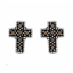 Pendientes de plata esterlina con cruz adornada con marcasitas negras, acabado brillante y cierre de presión.