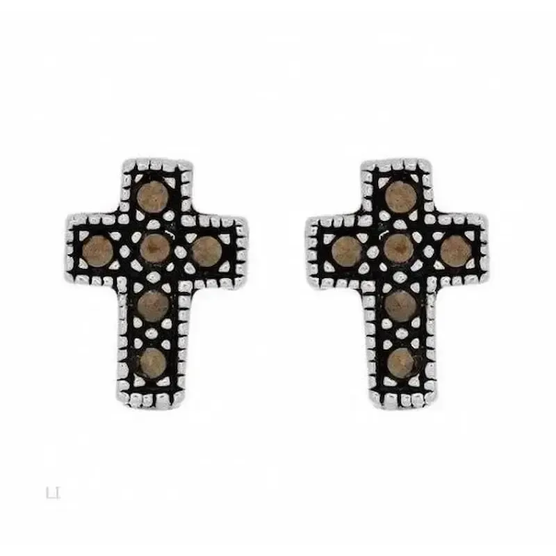Pendientes de plata esterlina con cruz adornada con marcasitas negras, acabado brillante y cierre de presión.