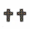 Pendientes de plata esterlina con cruz adornada con marcasitas negras, acabado brillante y cierre de presión.