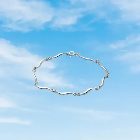 Pulsera de plata esterlina con cadena ondulada, eslabones entrelazados y cierre de langosta.