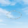 Pulsera de plata esterlina con cadena ondulada, eslabones entrelazados y cierre de langosta.