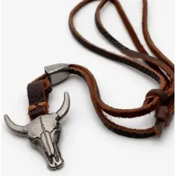 Collar de zamak con cráneo de toro texturizado y cordón de piel oscura para hombre