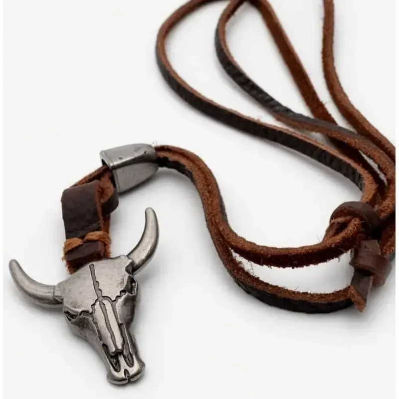 Collar de zamak con cráneo de toro texturizado y cordón de piel oscura para hombre