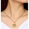 Collar relicario de concha de mar en acero dorado con cadena y cierre de bolita