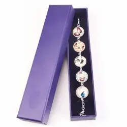 Pulsera plateada con esferas decoradas con mariposas y cierre de bolita