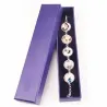 Pulsera plateada con esferas decoradas con mariposas y cierre de bolita