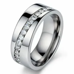 Anillo plateado de acero con cristal blanco brillante incrustado en el centro