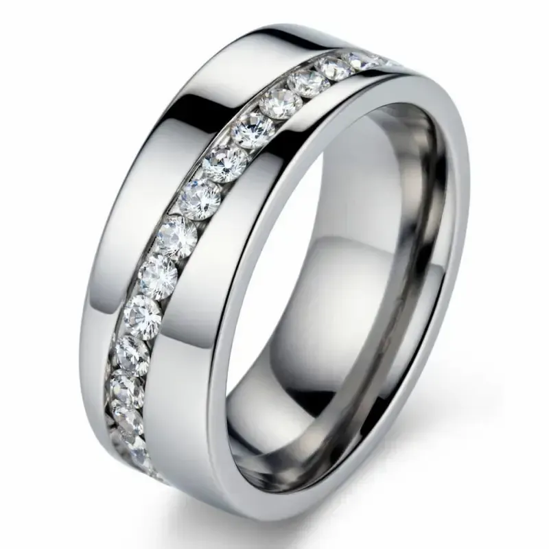 Anillo plateado de acero con cristal blanco brillante incrustado en el centro