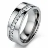 Anillo plateado de acero con cristal blanco brillante incrustado en el centro