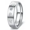 Anillo de acero inoxidable con grabado rúnico y piedra circonia en el centro