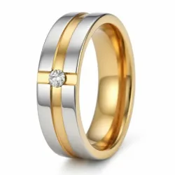 Anillo de acero bicolor con piedra de cristal blanco brillante sobre acabado dorado y plateado