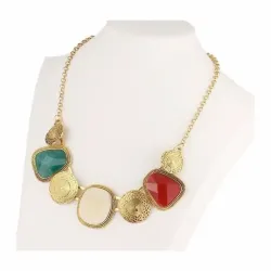 Gargantilla choker con piedra multicolor sobre cuello, ajuste ceñido.